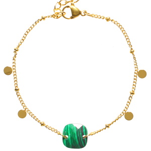 Bracelet composé d'une chaîne avec pampilles rondes en acier doré et d'une pierre de malachite d'imitation de forme carré. Fermoir mousqueton avec 3 cm de rallonge.