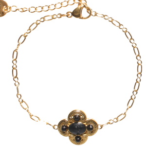 Bracelet composé d'une chaîne en acier doré et d'une pastille surmontée de quatre perles de couleur noire et d'un cabochon ovale de couleur noir. Fermoir mousqueton avec 3 cm de rallonge.