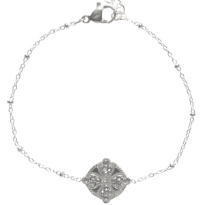 Bracelet composé d'une chaîne en acier argenté et d'une pastille ronde surmonté d'un trèfle à quatre feuilles pavé de strass. Fermoir mousqueton avec 3 cm de rallonge.