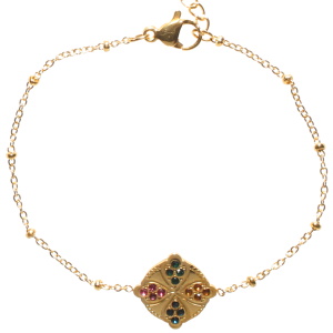 Bracelet composé d'une chaîne en acier doré et d'une pastille ronde surmonté d'un trèfle à quatre feuilles pavé de strass multicolore. Fermoir mousqueton avec 3 cm de rallonge.