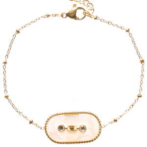 Bracelet composé d'une chaîne en acier doré et d'une pastille ovale de couleur blanche surmontée de deux cristaux. Fermoir mousqueton avec 3 cm de rallonge.