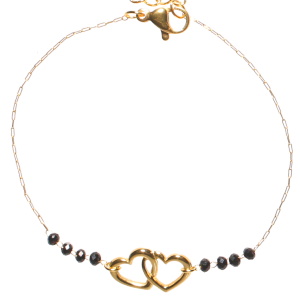 Bracelet composé d'une chaîne et de deux cœurs entrelacés en acier doré et des perles de couleur noire. Fermoir mousqueton avec 3 cm de rallonge.
