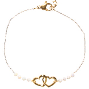 Bracelet composé d'une chaîne et de deux cœurs entrelacés en acier doré et des perles de couleur blanche. Fermoir mousqueton avec 3 cm de rallonge.