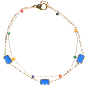 Bracelet double rangs composé d'une chaîne en acier doré avec des perles multicolores, ainsi qu'une chaîne en acier doré et des rectangles pavés d'émail de couleur bleu. Fermoir mousqueton avec 3 cm de rallonge.