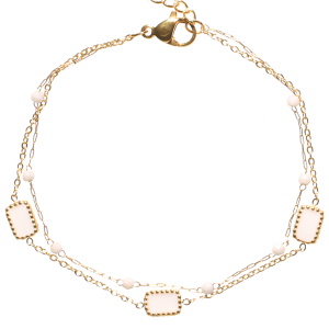 Bracelet double rangs composé d'une chaîne en acier doré avec des perles de couleur blanche, ainsi qu'une chaîne en acier doré et des rectangles pavés d'émail de couleur blanc. Fermoir mousqueton avec 3 cm de rallonge.