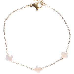 Bracelet composé d'une chaîne en acier doré et de trois trèfles à quatre feuilles de couleur blanc. Fermoir mousqueton avec 3 cm de rallonge.