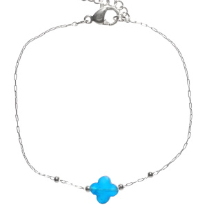 Bracelet composé d'une chaîne en acier argenté et d'un trèfle à quatre feuilles de couleur bleu. Fermoir mousqueton avec 3 cm de rallonge.