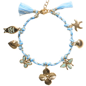 Bracelet composé d'un cordon de couleur bleue et dorée, de breloques cœur, coquillage, étoile de mer et fleur en acier doré, de breloques poisson, papillon et guêpe en acier doré pavées d'émail de couleur et de deux pompons de textile. Fermoir mousqueton avec 3 cm de rallonge.