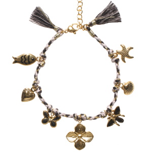 Bracelet composé d'un cordon de couleur noire, grise et dorée, de breloques cœur, coquillage, étoile de mer et fleur en acier doré, de breloques poisson, papillon et guêpe en acier doré pavées d'émail de couleur et de deux pompons de textile. Fermoir mousqueton avec 3 cm de rallonge.