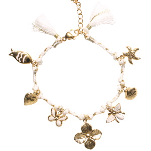 Bracelet composé d'un cordon de couleur blanche et dorée, de breloques cœur, coquillage, étoile de mer et fleur en acier doré, de breloques poisson, papillon et guêpe en acier doré pavées d'émail de couleur et de deux pompons de textile. Fermoir mousqueton avec 3 cm de rallonge.