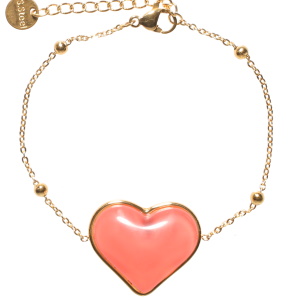 Bracelet composé d'une chaîne en acier doré et d'un cœur rouge. Fermoir mousqueton avec 3 cm de rallonge.
