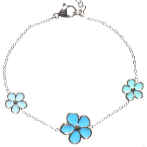 Bracelet composé d'une chaîne en acier argenté et de fleurs pavées d'émail de couleur bleue. Fermoir mousqueton avec 3 cm de rallonge.