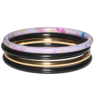 Lot de 4 bracelets jonc fermés rigides en acier doré et plastique de couleur noir et avec motifs.
