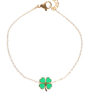 Bracelet composé d'une chaîne en acier doré avec un trèfle à quatre feuilles pavé d'émail de couleur verte. Fermoir mousqueton avec 3 cm de rallonge.
