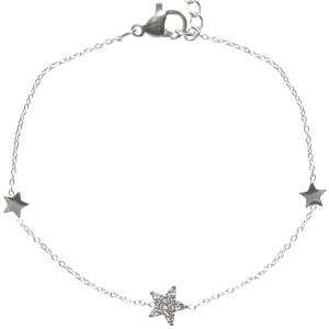 Bracelet composé d'une chaîne avec des étoiles en acier argenté et d'une étoile pavée de strass. Fermoir mousqueton avec 3 cm de rallonge.