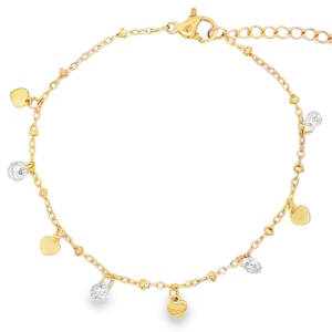 Ce délicat bracelet à breloques en acier doré est orné de cristaux étincelants et de charmants motifs de cœur. Conçu avec une attention particulière aux détails, ce bijou apportera une touche de douceur et de raffinement à votre poignet. Idéal pour celles qui recherchent un accessoire discret, mais élégant. Fermoir mousqueton avec 3 cm de rallonge.