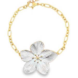 Ce délicat bracelet chaîne en acier doré met en valeur une conception florale raffinée. La finesse de la chaîne contraste avec le pendentif floral, créant un équilibre parfait entre discrétion et élégance. Portez ce bijou pour ajouter une touche de lumière à votre quotidien ou pour compléter une tenue de soirée avec subtilité. Fermoir mousqueton avec 3 cm de rallonge.