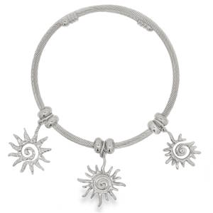 Rehaussez votre éclat avec ce charmant bracelet en acier argenté, orné de motifs solaires rayonnants. Son design unique et sa finition polie en font un bijou captivant, idéal pour ajouter une touche d'éclat à votre style quotidien. Un accessoire lumineux qui célèbre la joie et l'énergie positive.