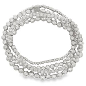 Ce somptueux lot de 4 bracelets élastiques en acier argenté se compose de perles sphériques harmonieusement agencées pour un éclat continu. Le montage assure une symétrie parfaite et un tombé fluide sur le poignet. Un bijou intemporel idéal pour une élégance quotidienne ou une occasion spéciale.