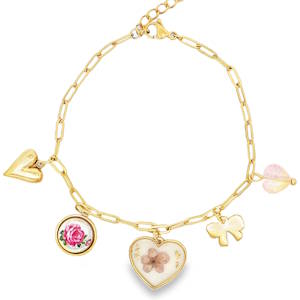 Apportez une touche de poésie et de féminité à votre poignet avec ce magnifique bracelet en acier inoxydable doré. Conçu pour durer, il allie la robustesse de l'acier à l'élégance intemporelle des bijoux rétro-romantiques. Ce bracelet se distingue par sa fine maille rectangulaire allongée (style trombone), rythmée par cinq breloques suspendues soigneusement sélectionnées pour leur charme délicat. Un cœur sculpté doré au fini brillant et moderne. Un médaillon rond vintage illustré d'une rose épanouie sur demi perle. Un grand cœur central en résine, abritant une véritable petite fleur séchée et de délicates feuilles d'or incrustées. Un nœud papillon stylisé en acier doré. Une perle facettée en forme de cœur aux reflets irisés rose et pastel. Équipé d'une chaînette d'extension pour s'adapter parfaitement à toutes les morphologies de poignets.