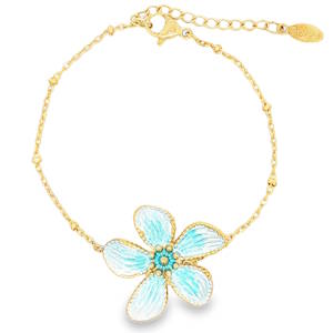 Ce magnifique bracelet en acier allie délicatesse et fraîcheur pour habiller votre poignet d'une touche printanière et lumineuse. Une superbe fleur à cinq pétales, finement travaillée. Le cœur de la fleur est orné d'une perle centrale entourée de petites billes en relief. Chaque pétale est sublimé par un dégradé d'émail vibrant, passant d'un bleu turquoise intense au centre à un blanc nacré sur les extrémités. Équipé d'une chaînette d'extension pour s'adapter parfaitement à toutes les morphologies de poignets.
