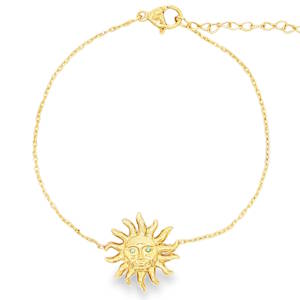 Ce magnifique bracelet en acier inoxydable arbore un design à la fois céleste et intemporel. Délicat et lumineux, il apporte une touche de chaleur et de mystère à votre poignet. Le bracelet est mis en valeur par un magnifique pendentif central en forme de soleil anthropomorphe (avec un visage). Ses rayons ondulés captent superbement la lumière. Les yeux du soleil sont incrustés de deux petits éclats de couleur bleu turquoise/vert d'eau, apportant une touche de couleur fine et captivante. Équipé d'une chaînette d'extension pour s'adapter parfaitement à toutes les morphologies de poignets.