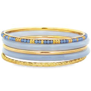 Cet élégant ensemble de 5 bracelets empilables (style bangle) associe avec finesse la chaleur du métal doré à la douceur de teintes bleutées, offrant un design à la fois moderne et intemporel. Trois bracelets épais à la finition lisse et arrondie, arborant une délicate nuance bleu pastel translucide. Un jonc fin orné d'une alternance régulière de petites perles facettées bleu azur et de perles dorées lisses, apportant une touche de texture et d'éclat. Un bracelet jonc en acier doré travaillé avec un effet diamanté qui accroche magnifiquement la lumière et un bracelet jonc fin et lisse en acier doré. L'ensemble se compose de plusieurs pièces distinctes conçues pour être portées ensemble ou séparément.