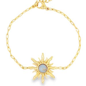 Apportez une touche de lumière et de poésie à votre poignet avec ce magnifique bracelet d'inspiration céleste. Conçu pour durer, il allie l'éclat chaleureux du doré à la robustesse d'un matériau moderne. Un superbe pendentif en forme de soleil texturé aux rayons ondulés, symbole de force et de clarté. Au cœur de ce soleil est sertie une délicate pierre cabochon bleue aux reflets doux et opalescents. Équipé d'une chaînette d'extension pour s'adapter parfaitement à toutes les morphologies de poignets.
