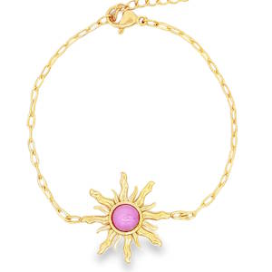 Apportez une touche de lumière et de poésie à votre poignet avec ce magnifique bracelet d'inspiration céleste. Conçu pour durer, il allie l'éclat chaleureux du doré à la robustesse d'un matériau moderne. Un superbe pendentif en forme de soleil texturé aux rayons ondulés, symbole de force et de clarté. Au cœur de ce soleil est sertie une délicate pierre cabochon violette aux reflets doux et opalescents. Équipé d'une chaînette d'extension pour s'adapter parfaitement à toutes les morphologies de poignets.