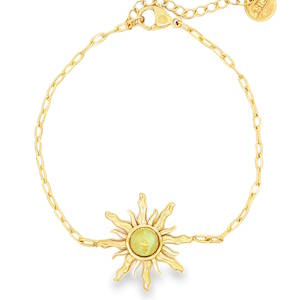 Apportez une touche de lumière et de poésie à votre poignet avec ce magnifique bracelet d'inspiration céleste. Conçu pour durer, il allie l'éclat chaleureux du doré à la robustesse d'un matériau moderne. Un superbe pendentif en forme de soleil texturé aux rayons ondulés, symbole de force et de clarté. Au cœur de ce soleil est sertie une délicate pierre cabochon verte aux reflets doux et opalescents. Équipé d'une chaînette d'extension pour s'adapter parfaitement à toutes les morphologies de poignets.