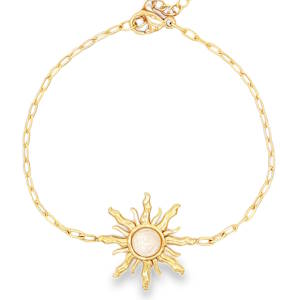 Apportez une touche de lumière et de poésie à votre poignet avec ce magnifique bracelet d'inspiration céleste. Conçu pour durer, il allie l'éclat chaleureux du doré à la robustesse d'un matériau moderne. Un superbe pendentif en forme de soleil texturé aux rayons ondulés, symbole de force et de clarté. Au cœur de ce soleil est sertie une délicate pierre cabochon blanc aux reflets doux et opalescents. Équipé d'une chaînette d'extension pour s'adapter parfaitement à toutes les morphologies de poignets.