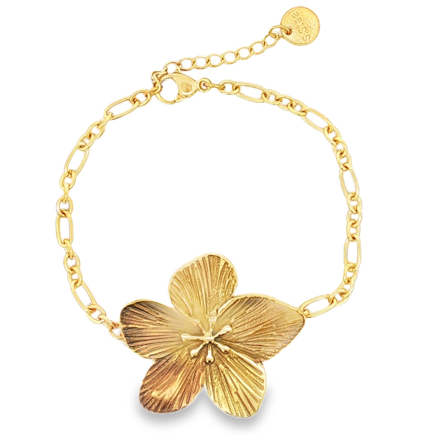 Sublime bracelet chaîne en acier doré, orné d'une délicate fleur stylisée.<br/>Un bijou raffiné qui apportera une touche d'élégance discrète à votre poignet.<br/>La chaîne, avec ses maillons finement travaillés, assure un confort optimal et une brillance durable.<br/>Un accessoire parfait pour sublimer votre style au quotidien.<br/>Fermoir mousqueton avec 3 cm de rallonge. Adolescent Adulte Femme Fille Fleurs Hiver Indémodable Nature Sublime bracelet chaîne en acier doré, orné d'une délicate fleur stylisée.<br/>Un bijou raffiné qui apportera une touche d'élégance discrète à votre poignet.<br/>La chaîne, avec ses maillons finement travaillés, assure un confort optimal et une brillance durable.<br/>Un accessoire parfait pour sublimer votre style au quotidien.<br/>Fermoir mousqueton avec 3 cm de rallonge. Adolescent Adulte Femme Fille Fleurs Hiver Indémodable Nature