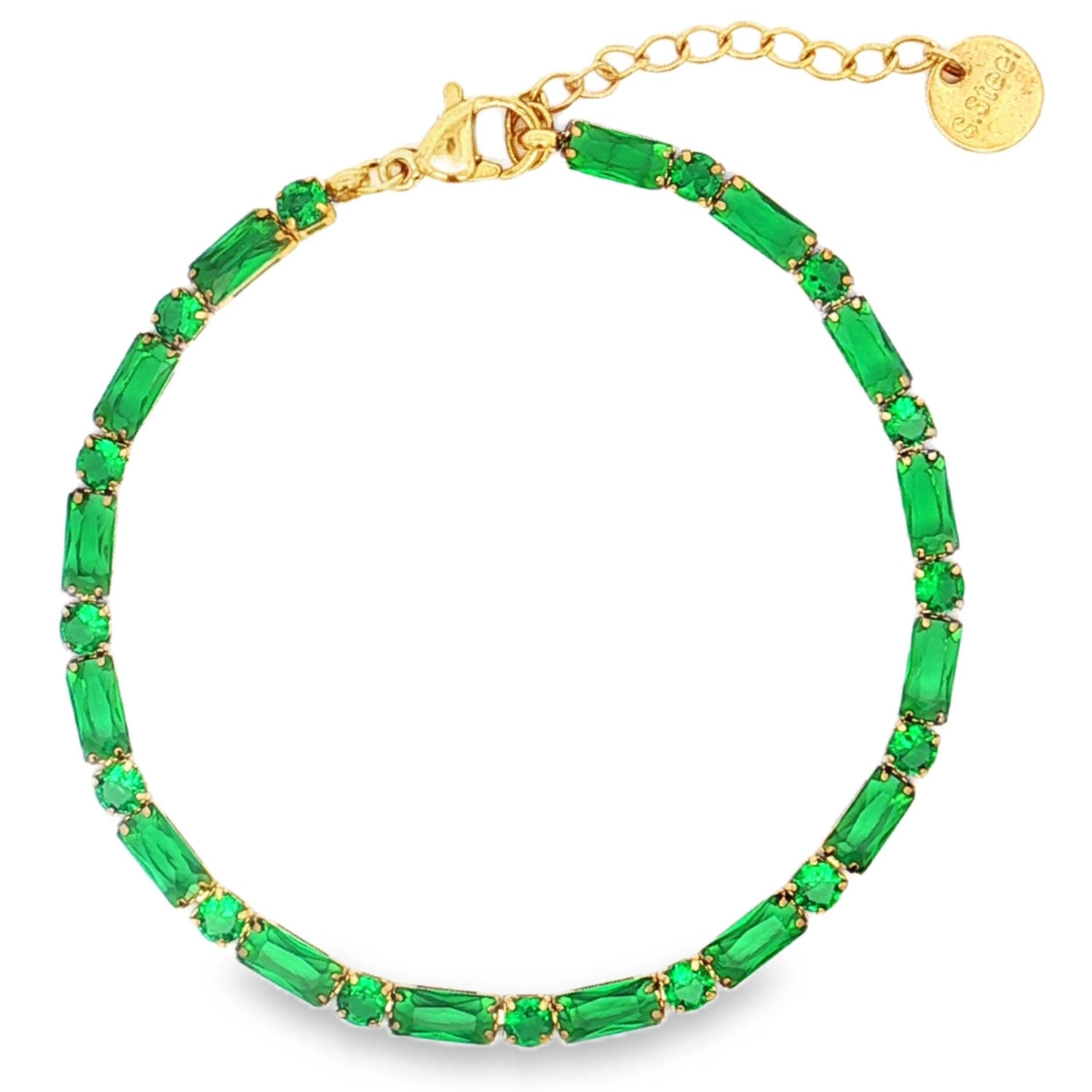 Ce bracelet en acier doré est orné d'une rangée d'oxydes de zirconium de couleur émeraude.<br/>Le contraste entre le vert profond et l'éclat chaleureux de du doré en fait un bijou élégant et raffiné.<br/>Son design classique et intemporel en fait un accessoire parfait pour toutes les occasions.<br/>Fermoir mousqueton avec 3 cm de rallonge. Strass Adolescent Adulte Femme Fille Indémodable Ce bracelet en acier doré est orné d'une rangée d'oxydes de zirconium de couleur émeraude.<br/>Le contraste entre le vert profond et l'éclat chaleureux de du doré en fait un bijou élégant et raffiné.<br/>Son design classique et intemporel en fait un accessoire parfait pour toutes les occasions.<br/>Fermoir mousqueton avec 3 cm de rallonge. Strass Adolescent Adulte Femme Fille Indémodable