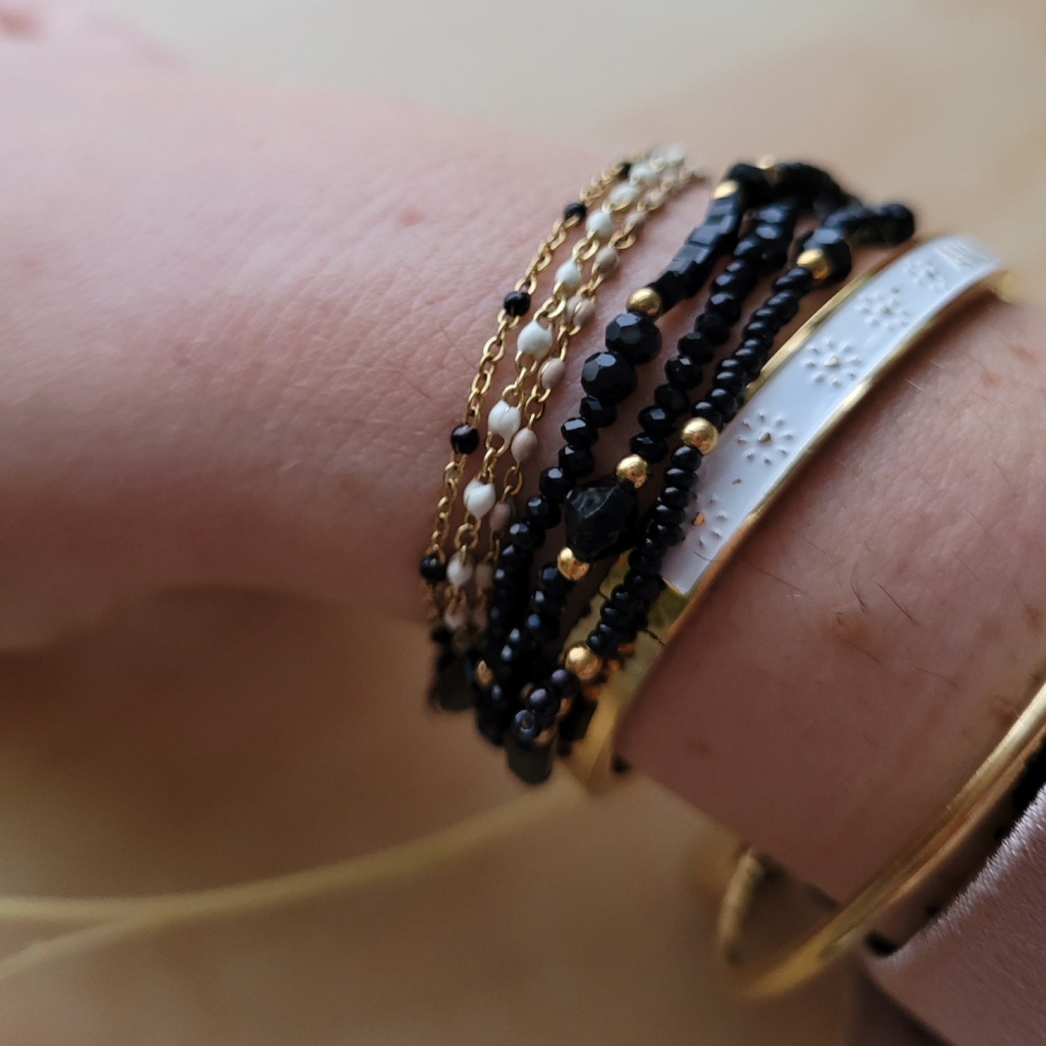 Lot de 3 bracelets élastiques composés de perles en acier doré et de perles de couleur noire. Elastique Lot Perle  Adolescent Adulte Femme Fille Indémodable 