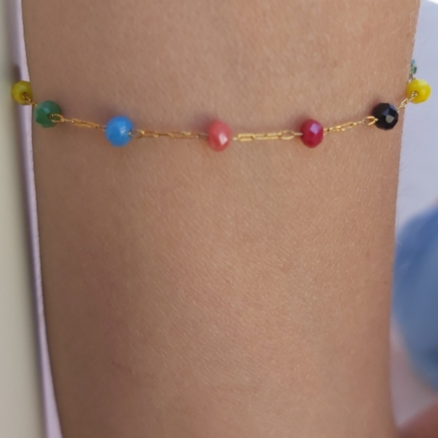 Bracelet en acier doré et perles multicolores. Perle  Adolescent Adulte Femme Fille Indémodable 