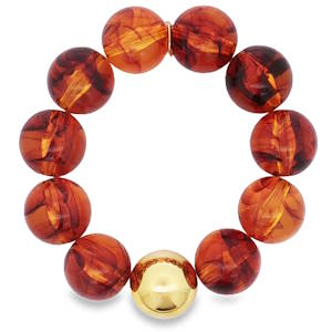 Arborez un charme intemporel avec ce bracelet élastique de perles de couleur ambre. Chaque perle ronde, taillée en cabochon, révèle des nuances rouge-orangé chaleureuses. Un bijou singulier monté sur une base non métallique et parsemé d'éléments dorés pour sublimer votre poignet avec élégance.