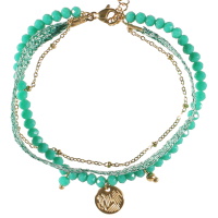 Bracelet triple rangs composé d'une chaîne en acier doré, d'un cordon en textile de couleur verte, ainsi qu'un bracelet de perles de couleur verte et d'une pastille ronde avec motifs en acier doré. Fermoir mousqueton avec 5 cm de rallonge.