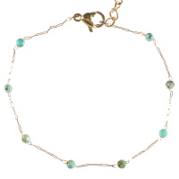 Bracelet composé d'une chaîne en acier doré et de perles de couleur. Fermoir mousqueton avec 5 cm de rallonge.