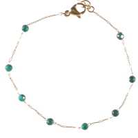 Bracelet composé d'une chaîne en acier doré et de perles de couleur verte. Fermoir mousqueton avec 5 cm de rallonge.