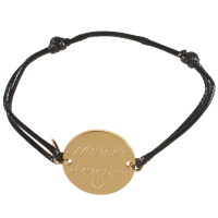 Bracelet composé d'un cordon en coton de couleur noir et d'une pastille ronde en acier doré avec la gravure d'un cœur et du message Maman d'amour.