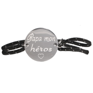 Bracelet composé d'un cordon noir avec une pastille ronde en acier argenté gravée de l'inscription 