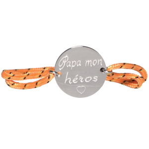 Bracelet composé d'un cordon orange avec une pastille ronde en acier argenté gravée de l'inscription 