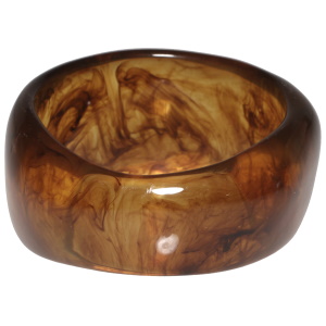 Bracelet manchette rigide en plastique marron transparent.