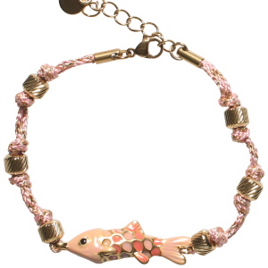 Bracelet composé d'un cordon de fils roses et dorés, de perles cylindres rayées en acier doré et d'un poisson pavé d'émail rose. Fermoir mousqueton en acier doré avec 3 cm de rallonge.