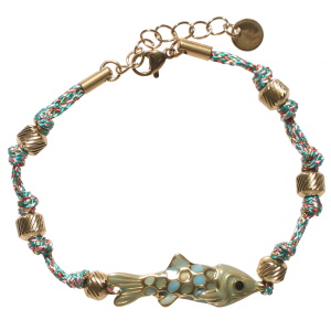Bracelet composé d'un cordon de fils multicolores, de perles cylindres rayées en acier doré et d'un poisson pavé d'émail vert. Fermoir mousqueton en acier doré avec 3 cm de rallonge.