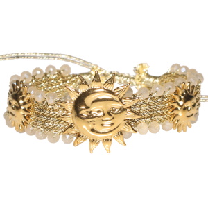 Bracelet composé d'un cordon en textile doré, de perles blanches et de trois soleils avec visage en acier doré.