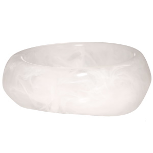 Bracelet manchette fermé rigide en plastique de couleur blanc.