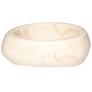 Bracelet manchette fermé rigide en plastique de couleur blanc ecru.