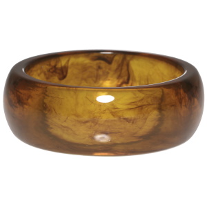Bracelet manchette fermé rigide en plastique de couleur marron ambre.