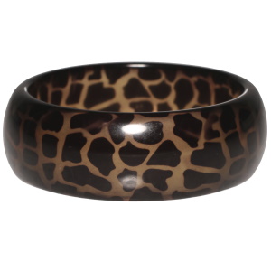 Bracelet manchette fermé rigide en plastique de couleur marron tacheté.